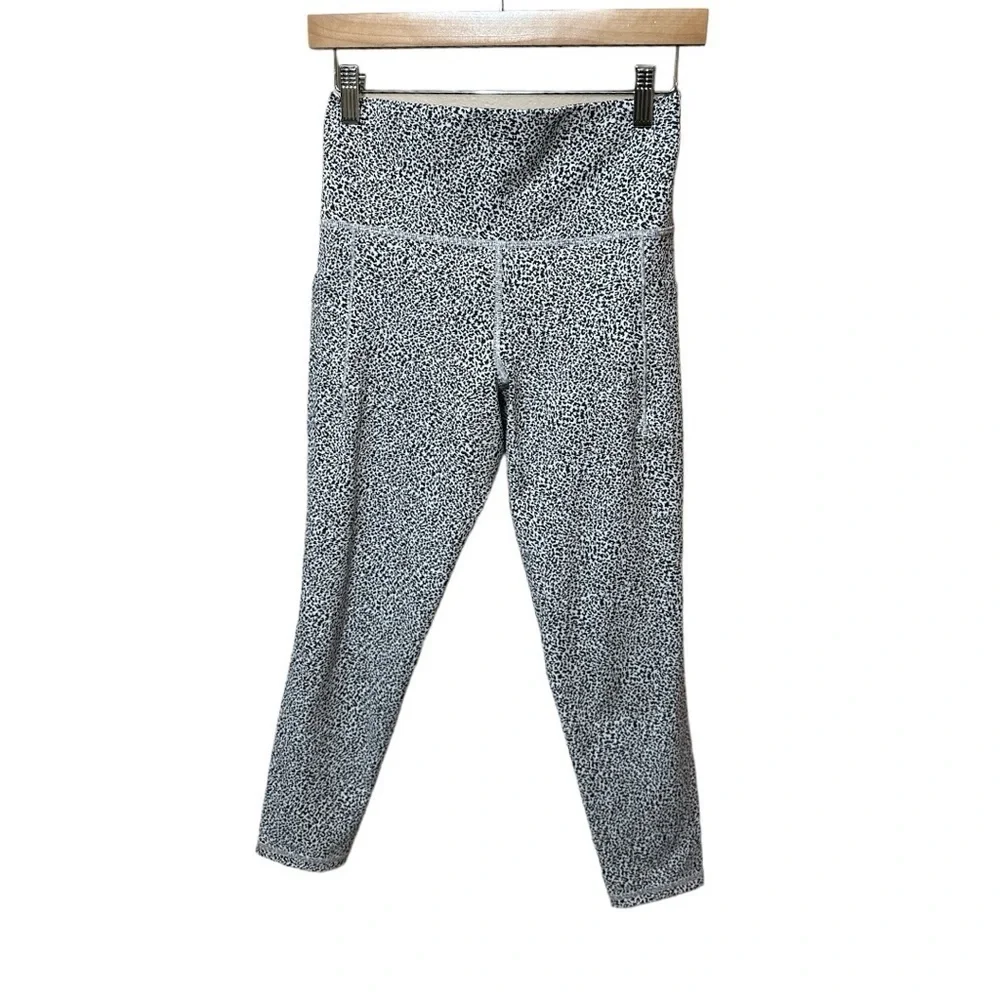 EUC - Athleta Salutation Stash Pocket Textured 7/8 Tights Micro Cheetah - size S